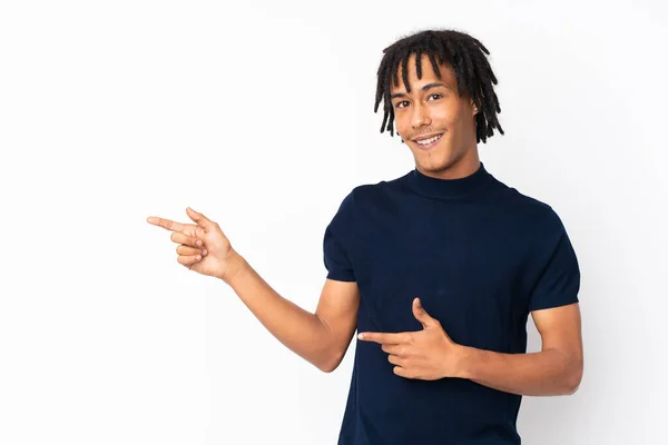 Jonge Afrikaanse Amerikaanse Man Geïsoleerd Witte Achtergrond Verrast Wijzen Kant — Stockfoto