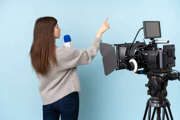 Jonge Reporter Vrouw Met Een Microfoon Het Rapporteren Van Nieuws — Stockfoto