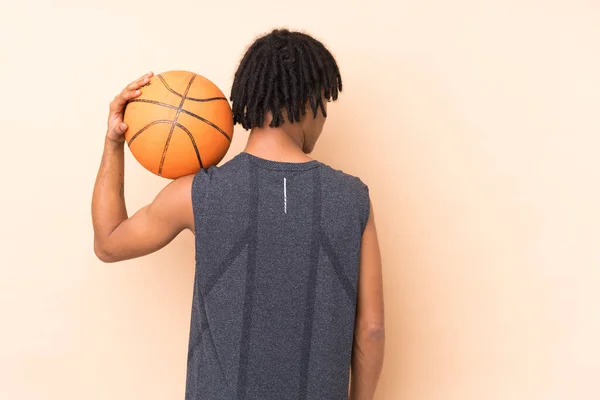 Pemuda Afrika Amerika Terisolasi Pada Latar Belakang Beige Bermain Basket — Stok Foto