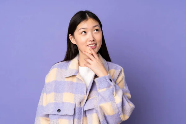 Joven Mujer Asiática Aislada Sobre Fondo Púrpura Mirando Hacia Arriba — Foto de Stock