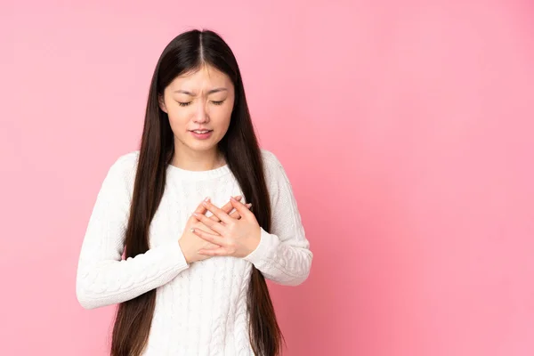 Ung Asiatisk Kvinna Över Isolerad Bakgrund Har Smärta Hjärtat — Stockfoto