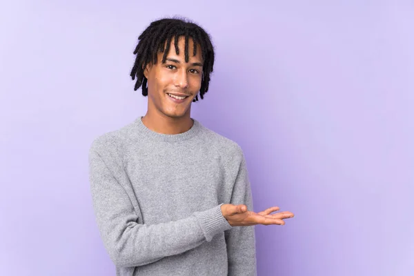 紫色の背景に孤立した若いアフリカ系アメリカ人の男性が笑顔を見せながらアイデアを提示 — ストック写真