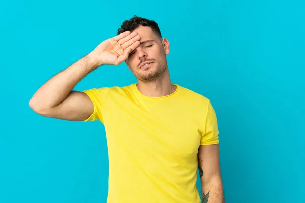 Joven Hombre Guapo Caucásico Aislado Sobre Fondo Azul Con Expresión — Foto de Stock