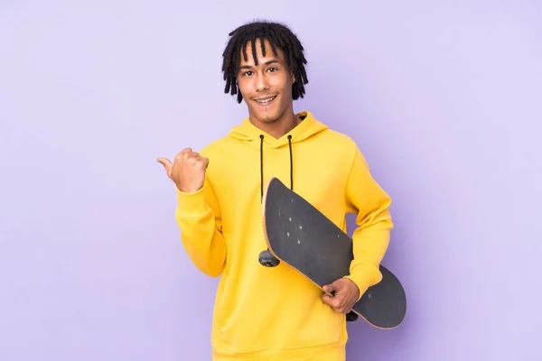 Handsome Young Skater Man Isolated Wall Surprised Pointing Finger Side — Stock Photo, Image