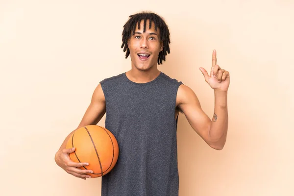 Junger Afrikanisch Amerikanischer Mann Isoliert Auf Beigem Hintergrund Basketball Spielt — Stockfoto