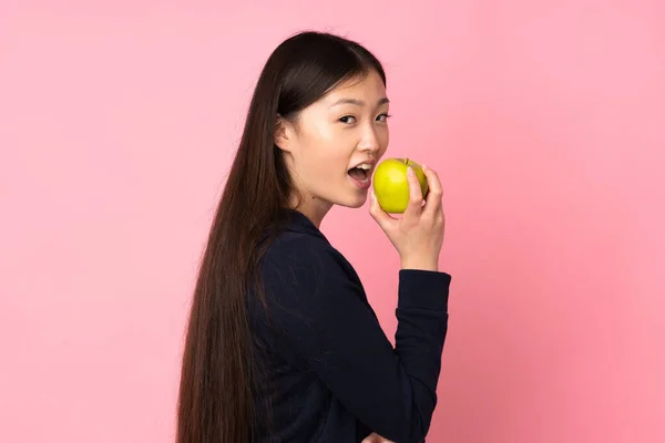 Junge Asiatische Frau Isoliert Auf Rosa Hintergrund Essen Einen Apfel — Stockfoto