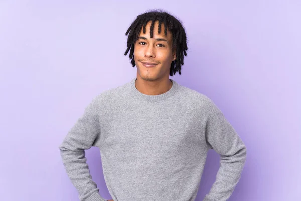 Young African American Man Isolated Purple Background Posing Arms Hip — Stock Photo, Image