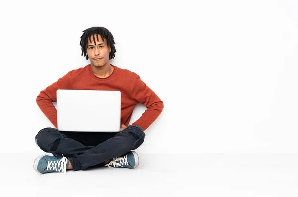 Fiatal Afro Amerikai Férfi Földön Dolgozik Laptopjával Dühös — Stock Fotó