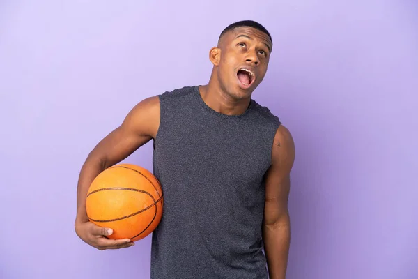 Pemain Bola Basket Muda Terisolasi Latar Belakang Ungu Melihat Atas — Stok Foto
