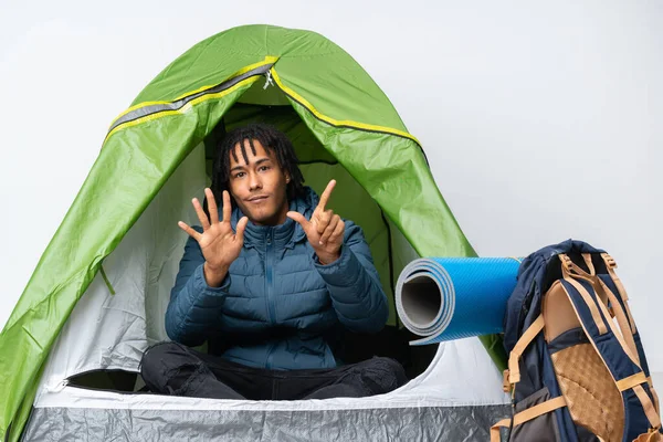 Joven Afroamericano Hombre Dentro Una Tienda Campaña Verde Contando Siete — Foto de Stock