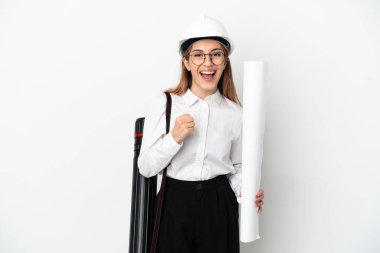 Miğferli ve elinde planları olan genç bir mimar, beyaz arka planda zaferi kutluyor.