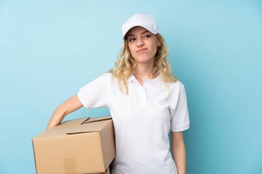 Genç teslimatçı kadın mavi arka planda izole edilmiş bir fikir düşünüyor.