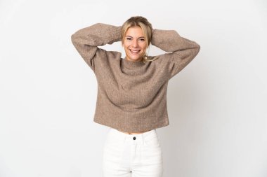 Beyaz arka planda yalnız yaşayan genç Rus kadın gülüyor.