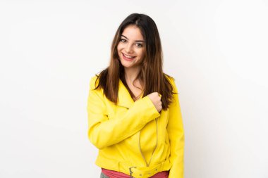 Beyaz arka planda izole edilmiş beyaz bir kadın zaferi kutluyor.