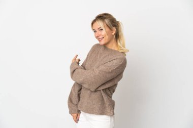 Beyaz arka planda izole edilmiş genç bir Rus kadın.