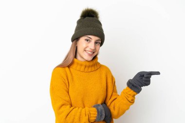 Kışlık şapkalı genç kız beyaz arka planda izole edilmiş.