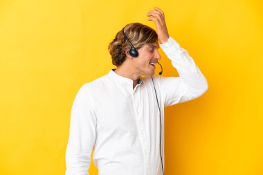 Sarı arka planda izole edilmiş bir kulaklıkla çalışan pazarlamacı bir şey fark etti ve çözümü arıyor.