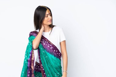 Beyaz arka planda boynu ağrıyan genç Hintli kadın.