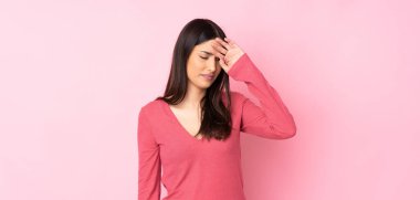 Kafkas kökenli genç bir kadın yorgun ve hasta bir ifadeyle izole edilmiş.