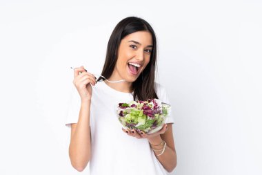 Beyaz arka planda salatalı genç bir kadın.