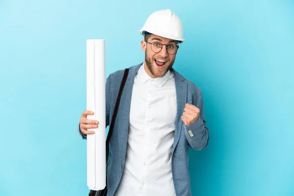 Jovem Arquiteto Homem Com Capacete Segurando Plantas Sobre Fundo Isolado — Fotografia de Stock