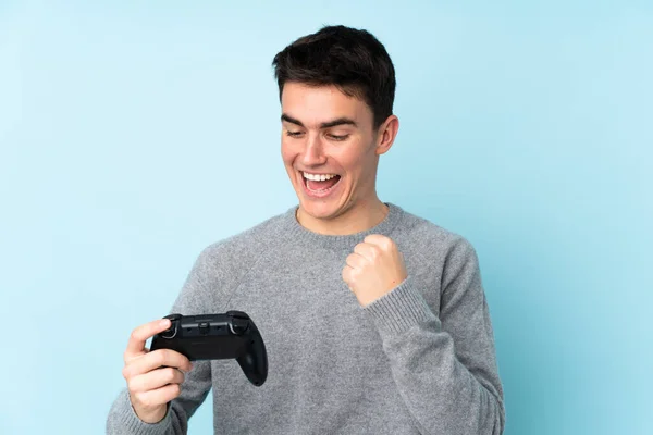 Adolescente Caucásico Hombre Jugando Con Controlador Videojuegos Aislado Sobre Fondo —  Fotos de Stock