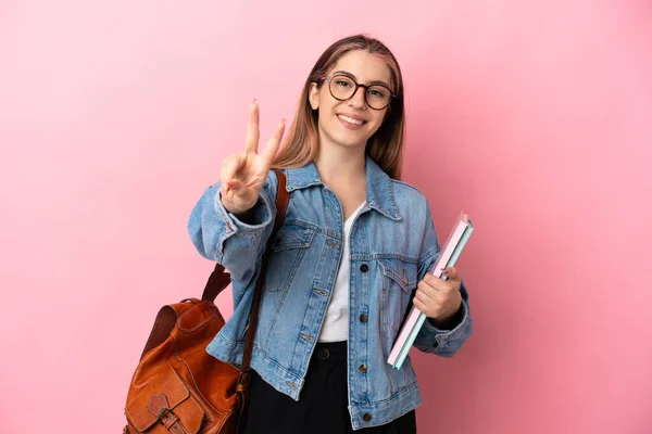 Jeune Étudiante Caucasienne Isolée Sur Fond Rose Souriant Montrant Signe — Photo