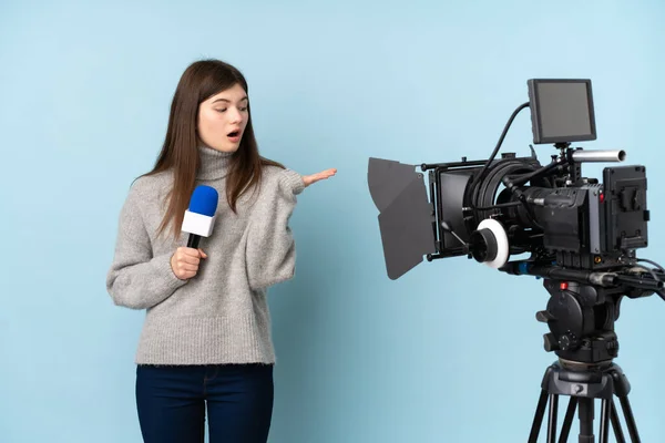 Młoda Reporterka Trzymająca Mikrofon Przekazująca Wiadomości Trzymająca Dłoni Wyobrażone Kopie — Zdjęcie stockowe