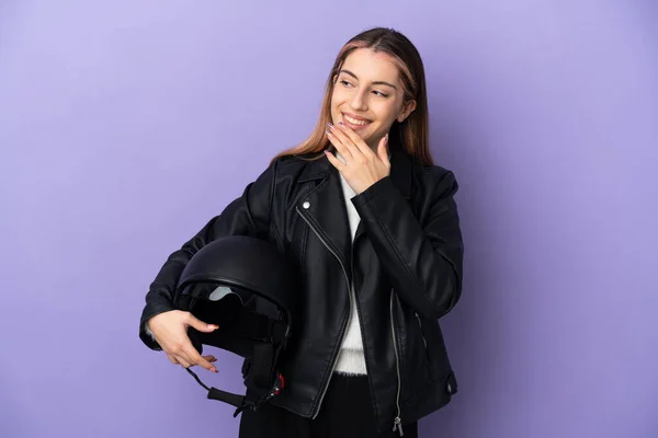 Joven Mujer Caucásica Sosteniendo Casco Moto Aislado Sobre Fondo Púrpura —  Fotos de Stock