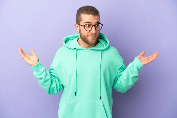 Jovem Bonito Caucasiano Homem Isolado Roxo Fundo Ter Dúvidas Levantar — Fotografia de Stock