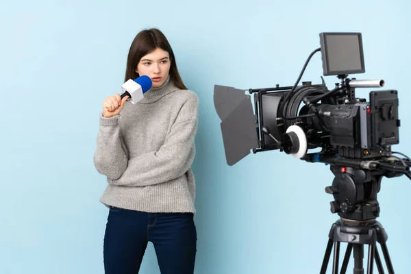 Mulher Repórter Segurando Microfone Reportando Notícias Sobre Fundo Azul Isolado — Fotografia de Stock