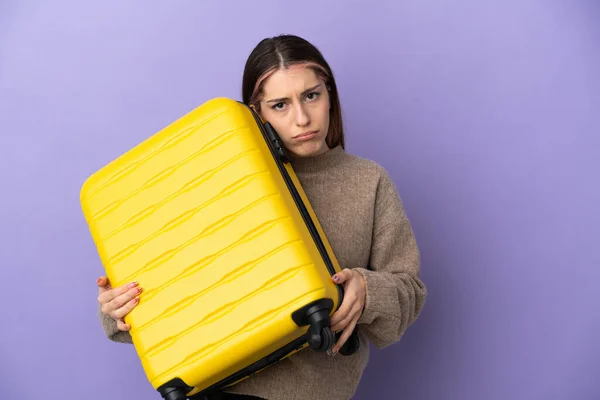 Fiatal Kaukázusi Elszigetelt Lila Háttér Nyaralás Utazási Bőrönd Boldogtalan — Stock Fotó