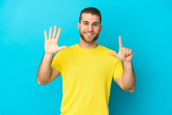 Jovem Bonito Caucasiano Homem Isolado Azul Fundo Contando Sete Com — Fotografia de Stock