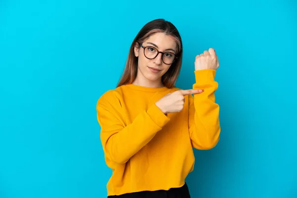 Mujer Joven Caucásica Aislada Sobre Fondo Azul Haciendo Gesto Llegar —  Fotos de Stock