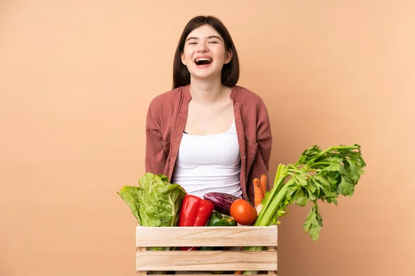 Νεαρή Αγρότισσα Φρεσκοκομμένα Λαχανικά Κουτί Έκφραση Έκπληξη Στο Πρόσωπο — Φωτογραφία Αρχείου