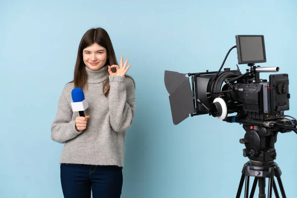 Młoda Reporterka Trzyma Mikrofon Raportuje Wiadomości Pokazujące Znak Palcami — Zdjęcie stockowe