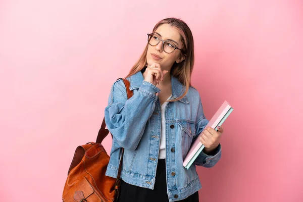 Jovem Mulher Estudante Caucasiano Isolado Fundo Rosa Olhando Para Cima — Fotografia de Stock