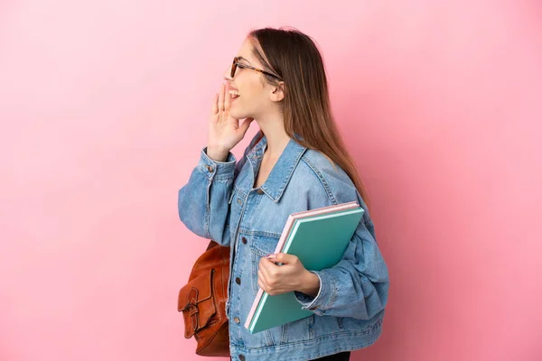 Joven Estudiante Caucásica Aislada Sobre Fondo Rosa Gritando Con Boca —  Fotos de Stock