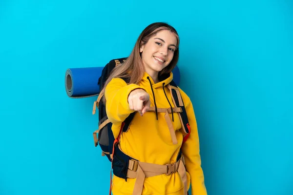 Junge Bergsteigerin Mit Einem Großen Rucksack Isoliert Auf Blauem Hintergrund — Stockfoto