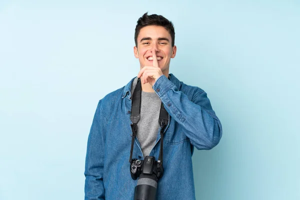 Adolescente Fotógrafo Homem Isolado Fundo Azul Fazendo Silêncio Gesto — Fotografia de Stock