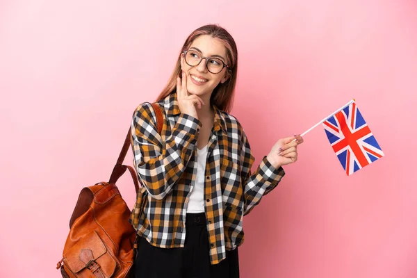 Молодая Латиноамериканка Флагом Великобритании Изолированная Розовом Фоне Думает Идее Глядя — стоковое фото