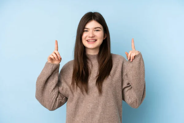 Joven Adolescente Ucraniana Usando Suéter Sobre Fondo Azul Aislado Señalando — Foto de Stock
