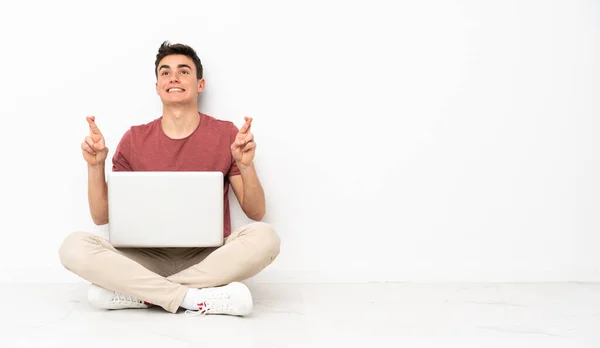 Adolescente Homem Sentado Flor Com Seu Laptop Com Dedos Cruzando — Fotografia de Stock