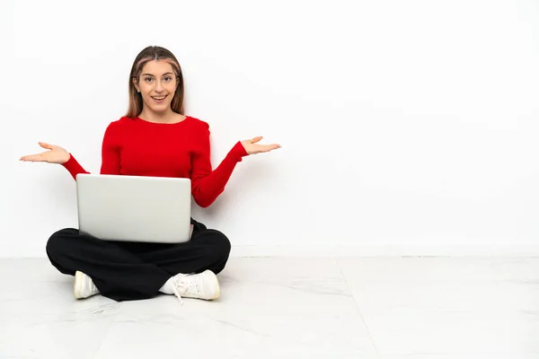 Junge Kaukasierin Mit Laptop Auf Dem Boden Sitzend Mit Schockiertem — Stockfoto