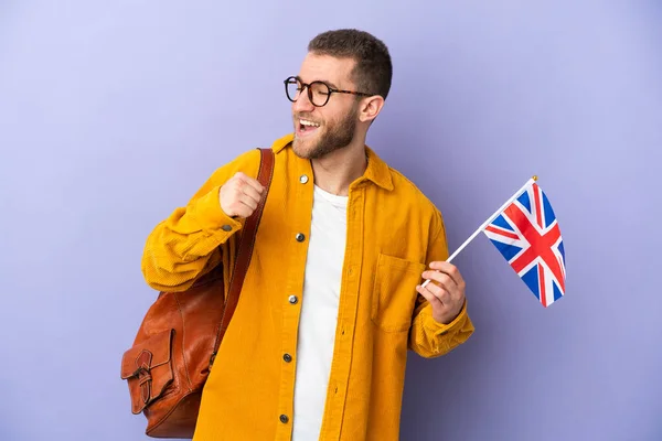 Junger Kaukasischer Mann Mit Einer Britischen Flagge Auf Violettem Hintergrund — Stockfoto