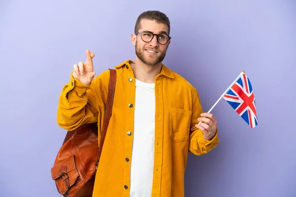 Mladý Běloch Drží Vlajku Spojeného Království Izolovanou Purpurovém Pozadí Prsty — Stock fotografie