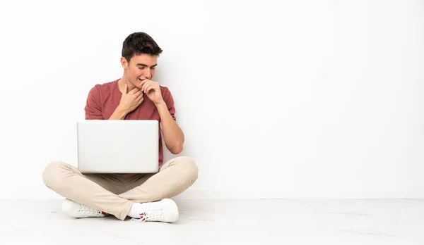 Adolescente Sentado Flor Com Seu Laptop Está Sofrendo Com Tosse — Fotografia de Stock