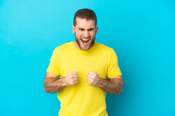 Jovem Bonito Caucasiano Homem Isolado Azul Fundo Frustrado Por Uma — Fotografia de Stock