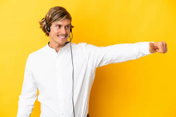 Telemarketer Άνθρωπος Που Εργάζονται Ένα Ακουστικό Απομονώνονται Κίτρινο Φόντο Δίνοντας — Φωτογραφία Αρχείου