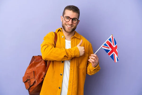 Fiatal Kaukázusi Férfi Kezében Egy Egyesült Királyság Zászló Elszigetelt Lila — Stock Fotó